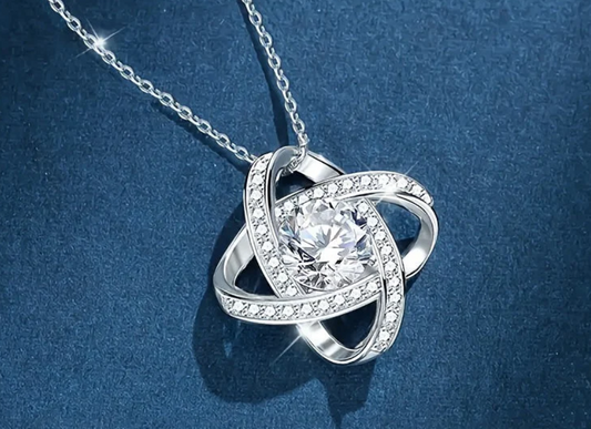 Halsband i rostfritt stål – kärleksknut med cubic zirkonia