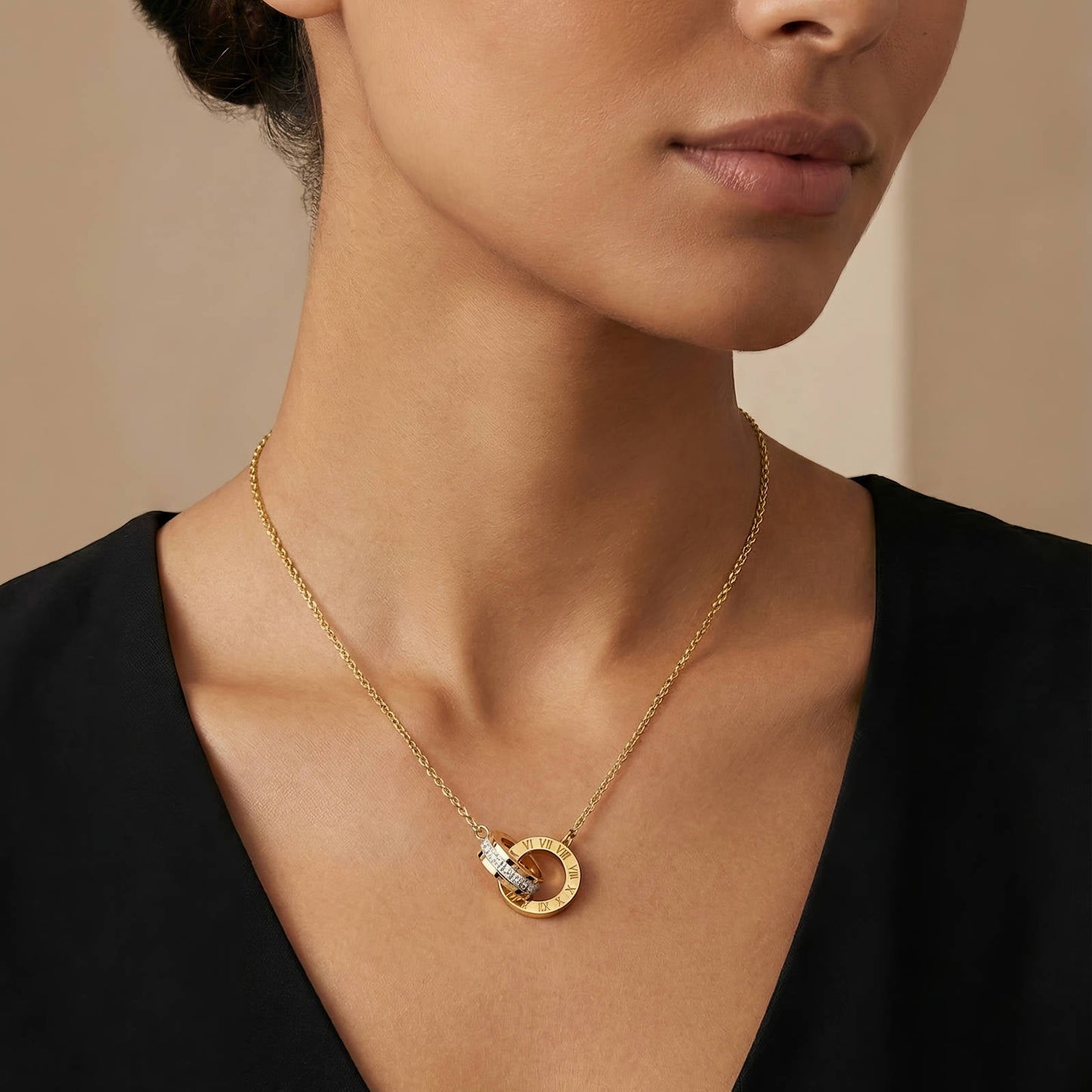 Halsband i 18K guldpläterat stål – ringformad berlock med romerska siffror och cubic zirkonia
