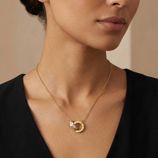 Halsband i 18K guldpläterat stål – ringformad berlock med romerska siffror och cubic zirkonia