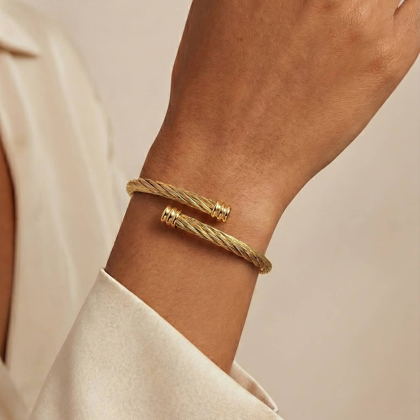 Armband i 18K guldpläterat stål – öppet format