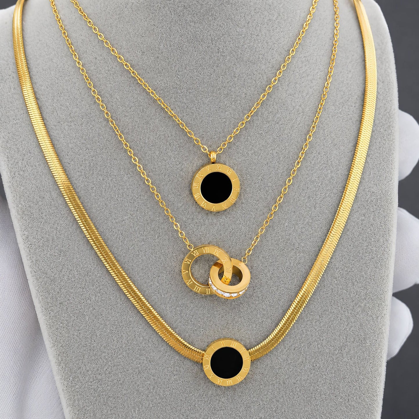 Halsband i 18K guldpläterat stål – cirkelformat hänge